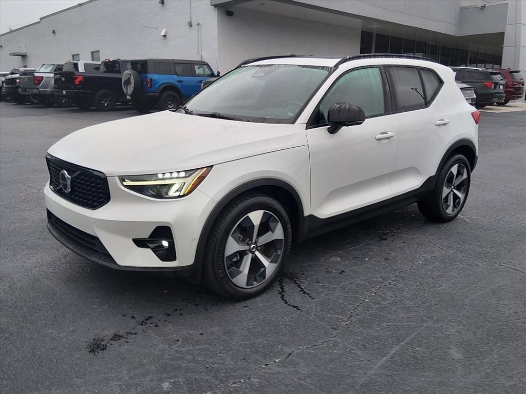 Used 2023 Volvo XC40 B4 Ultimate FWD image 8