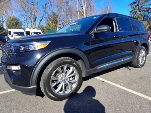 Certified 2022 Ford Explorer XLT w/ Equipment Group 202A image 4