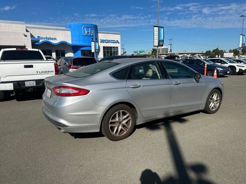 Used 2014 Ford Fusion SE w/ Equipment Group 202A FWD image 3