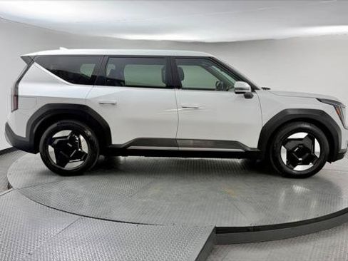 Used 2024 Kia EV9 Light Long Range RWD image 9