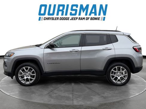 Used 2022 Jeep Compass Latitude image 3