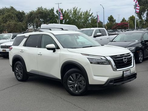 Used 2024 Nissan Pathfinder SV FWD image 2