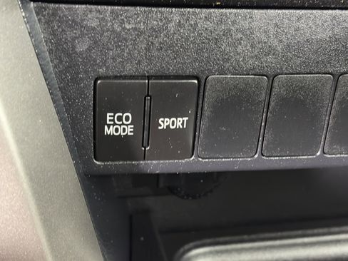 Used 2016 Toyota RAV4 XLE AWD/4WD image 25