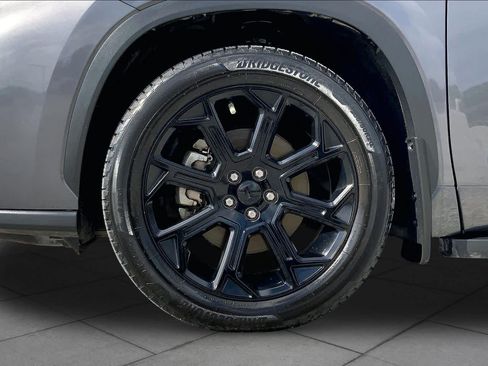 Used 2022 Toyota Highlander LE FWD image 11