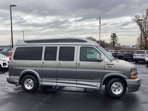 Used 2018 Chevrolet Express 2500 w/ Enhanced Convenience Package image 4