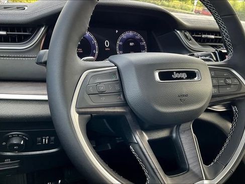 New 2025 Jeep Grand Cherokee Limited w/ Black Appearance Package image 18