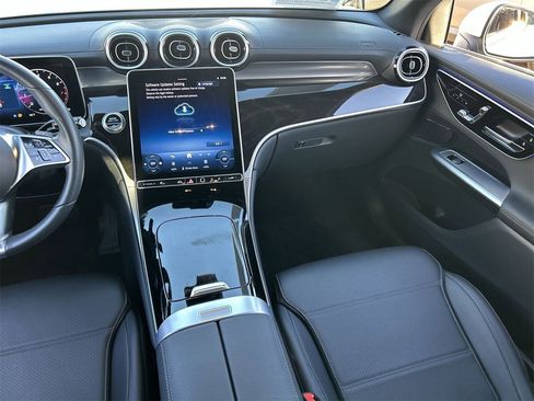 Used 2025 Mercedes-Benz GLC 300 4MATIC image 13