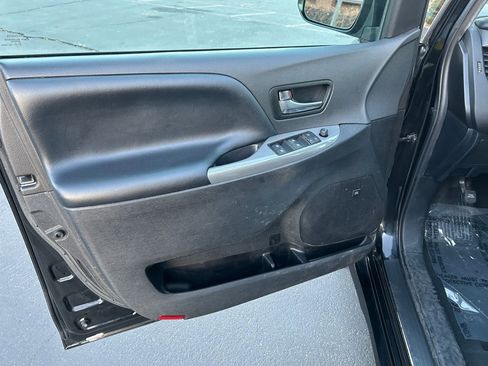 Certified 2020 Toyota Sienna SE image 9
