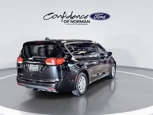 Used 2025 Chrysler Voyager LX image 8