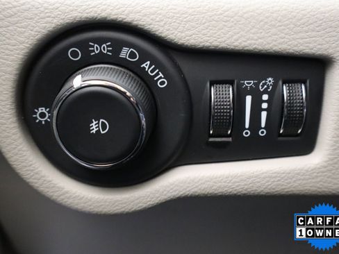 Used 2024 Chrysler Pacifica Select image 32