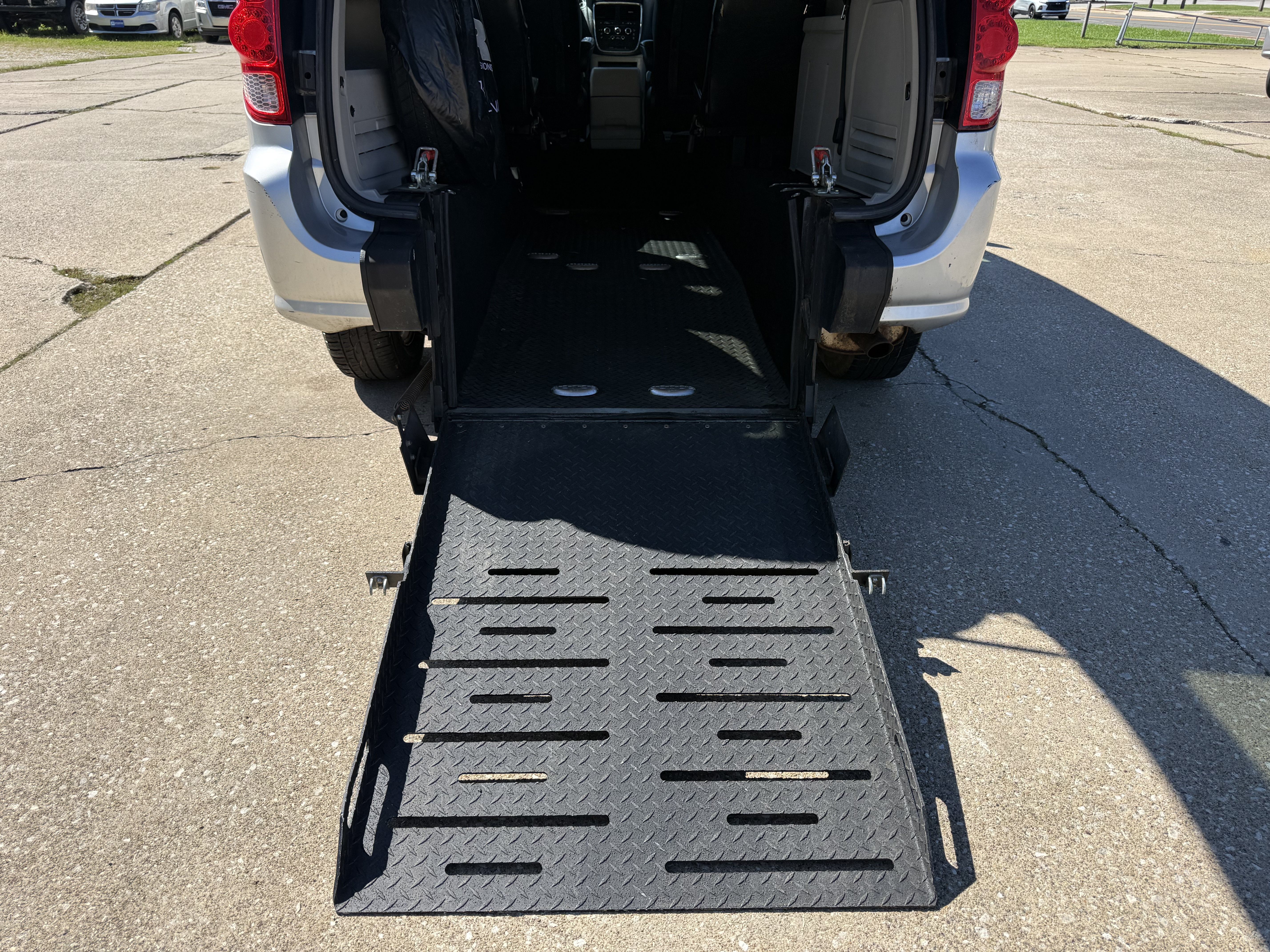 Used 2012 Dodge Grand Caravan SXT FWD image 28