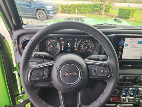 Used 2025 Jeep Gladiator Mojave w/ Safety Group AWD/4WD image 27