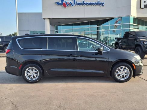 Used 2024 Chrysler Pacifica Touring-L FWD image 4
