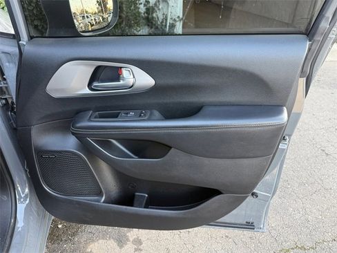 Used 2021 Chrysler Pacifica Limited w/ Uconnect Theater Family Group image 26