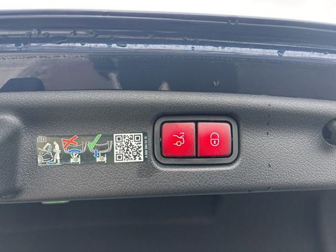 Used 2025 Mercedes-Benz C 300 4MATIC Sedan image 10