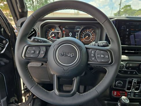 Used 2025 Jeep Wrangler Unlimited Rubicon AWD/4WD image 22