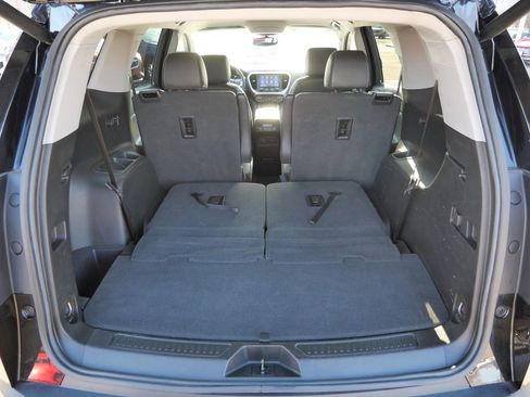 Used 2023 GMC Acadia SLT image 21