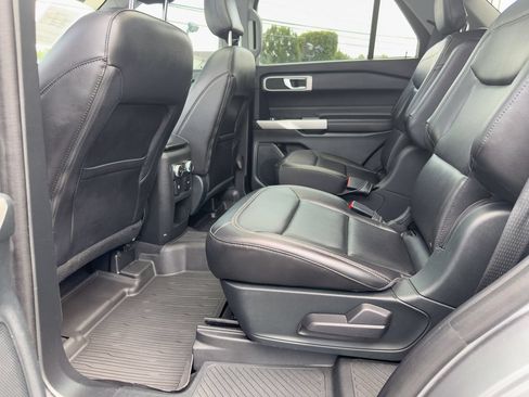 Used 2021 Ford Explorer XLT w/ Equipment Group 202A AWD/4WD image 19
