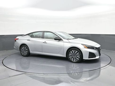 Used 2024 Nissan Altima 2.5 SV FWD image 17