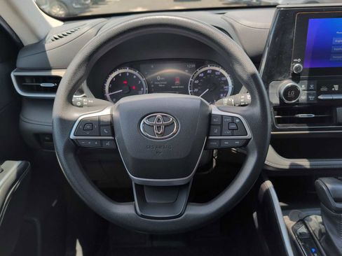 Used 2023 Toyota Highlander L FWD image 11
