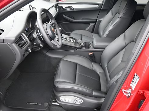 New 2026 Porsche Macan AWD/4WD image 6