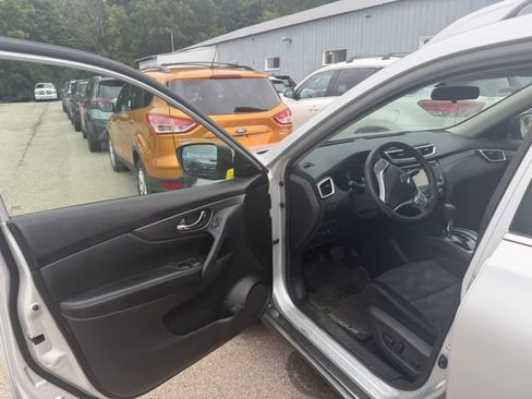 Used 2015 Nissan Rogue SV AWD/4WD image 6