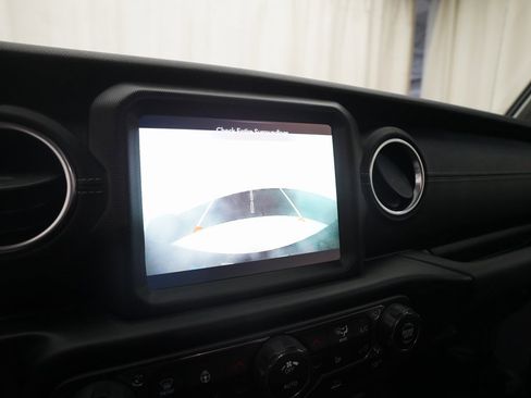 Used 2022 Jeep Wrangler Unlimited Sahara w/ Cold Weather Group image 19