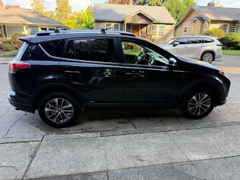 Used 2018 Toyota RAV4 LE image 6