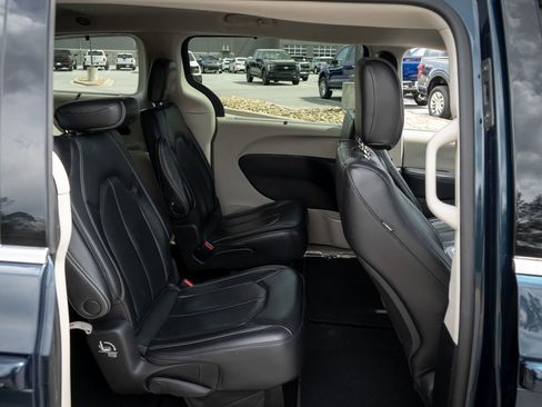 Used 2022 Chrysler Pacifica Touring-L FWD image 21