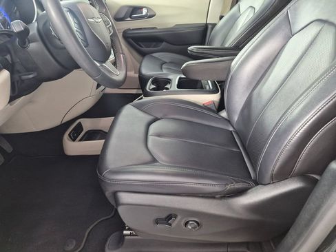 Used 2024 Chrysler Pacifica Touring-L FWD image 13