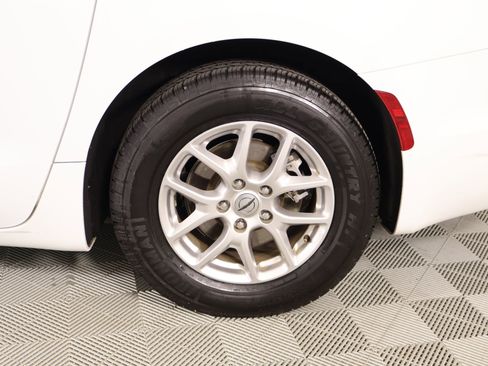 Used 2023 Chrysler Pacifica Touring-L FWD image 19
