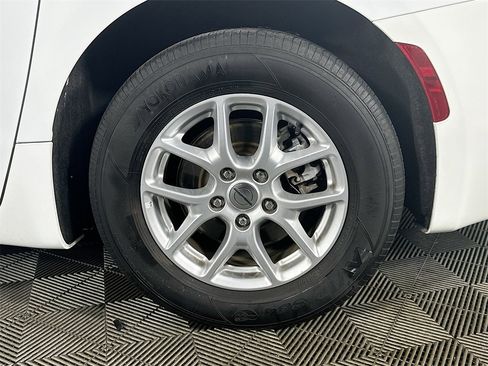 Used 2023 Chrysler Voyager LX image 35