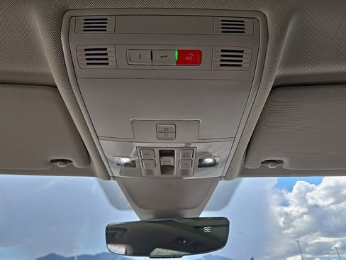 Used 2023 Volkswagen Tiguan SE w/ Panoramic Sunroof Package FWD image 37