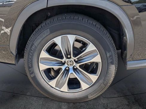 Used 2022 Toyota Highlander XLE image 10