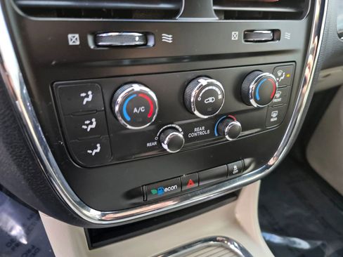 Used 2019 Dodge Grand Caravan SXT image 21