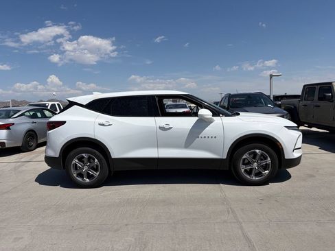 Used 2025 Chevrolet Blazer LT FWD image 3