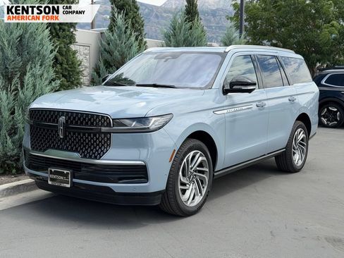 Used 2025 Lincoln Navigator Reserve AWD/4WD image 3