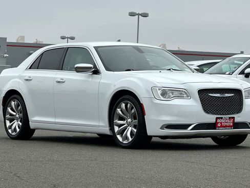 Used 2018 Chrysler 300 Touring w/ Chrome Appearance Package image 5