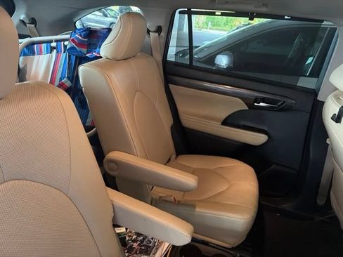 Used 2025 Toyota Highlander Limited FWD image 14