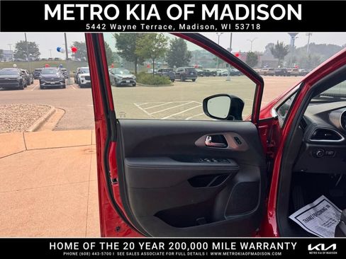 Used 2025 Chrysler Pacifica Select AWD/4WD image 15