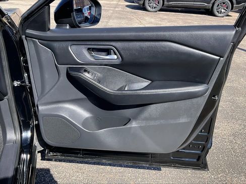 Used 2025 Nissan Rogue SV image 23