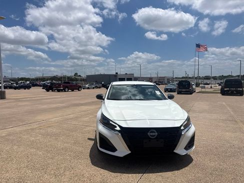 Certified 2025 Nissan Altima 2.5 SV FWD image 4