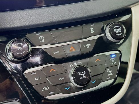 Used 2023 Chrysler Voyager LX image 16