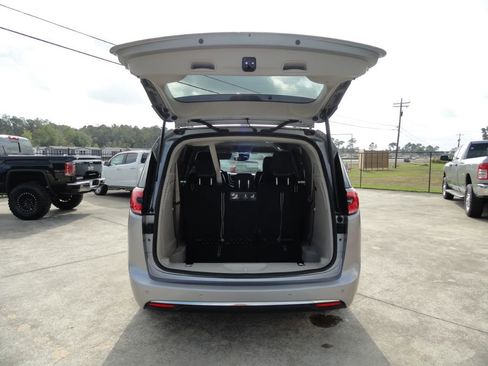Used 2021 Chrysler Pacifica Touring-L image 14