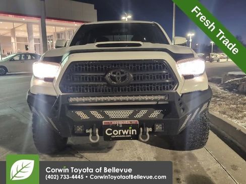 Used 2017 Toyota Tacoma TRD Sport image 9