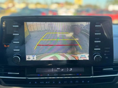 Used 2023 Toyota Sienna Limited image 16