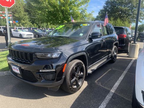 Used 2025 Jeep Grand Cherokee Limited w/ Black Appearance Package AWD/4WD image 3