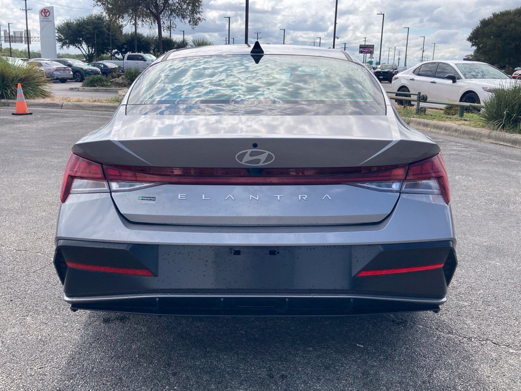Used 2025 Hyundai Elantra SEL FWD image 5