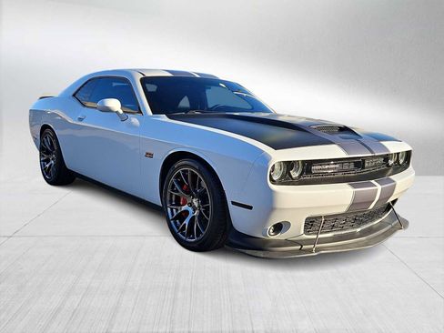Used 2016 Dodge Challenger SRT w/ Technology Group image 2