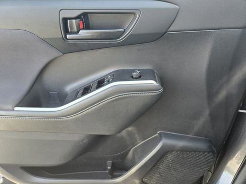 Used 2021 Toyota Highlander LE image 30